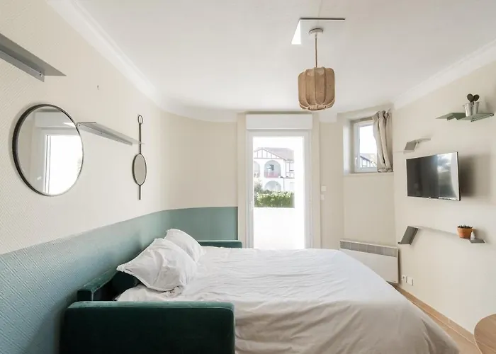 Chateau D'acotz - Avec Piscine A 300m Des Plages & Ocean Lägenhetshotell